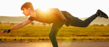 Başlangıç çizgisinde yarışmaya hazır formda bir sporcu olarak yüzü çok ciddi ve odaklanmış durumda. Yüksek kalite fotoğraf