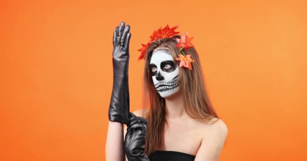 Mujer Con Maquillaje Halloween Con Maquillaje Miedo Ajustando Ropa Bruja — Vídeo de stock