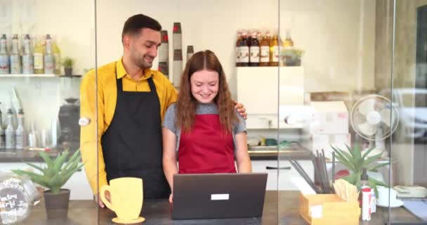 Zwei Junge Café Barista Partner Und Unternehmer Arbeiten Coffeeshop Und — Stockvideo
