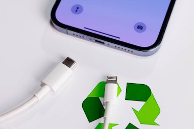 Hem Usb-c hem de Lightning Cable Charger ile Apple Iphone görüntüsü. 2024 yılında AB Zorunlu Elma İPhone 'u Aydınlatma Kablosu yerine Usb-c kullanmaya zorladı. Yıldırım geri dönüşüm kablo şarj cihazı kavramı. Moldova,Hincesti 10.09.2023