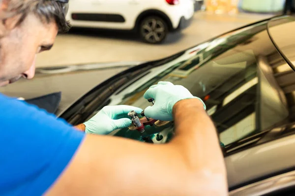 Otomobil çalışanları eski ön camı ya da otomobil garajındaki bir arabanın ön camını sökmüş. Geçmişi. Yüksek kalite fotoğraf