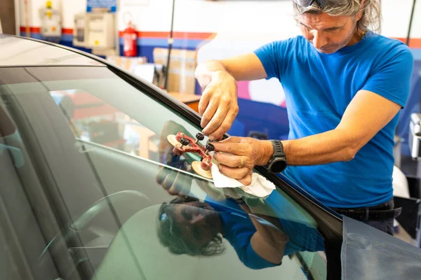 Otomobil çalışanları eski ön camı ya da otomobil garajındaki bir arabanın ön camını sökmüş. Geçmişi. Yüksek kalite fotoğraf