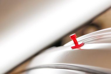 Kırmızı çam dolu sonrası arabanın çatısını tamir etmek için kullanılır. Yüksek kalite fotoğraf