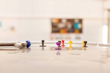 Aletler dolu tarafından ciddi şekilde etkilenen bir arabadan göçüğü temizleme işine başlamaya hazır. Yüksek kalite fotoğraf