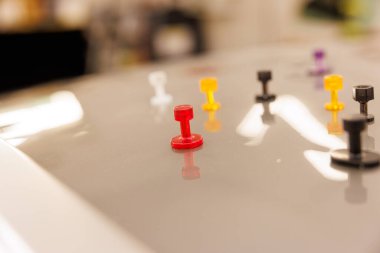 Doludan etkilenen bir arabanın çatısındaki akıllı göçük araba temizliği. Yüksek kalite fotoğraf