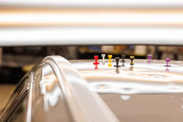 Dolu yüzünden hasar gören tek bir arabanın çatısı, tam onarım sürecinde. Yüksek kalite fotoğraf