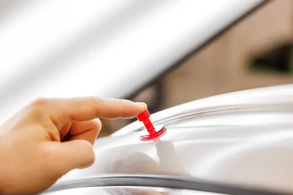 Ręcznie Naciskając Czerwony Pin Dachu Samochodu Koncepcja Usuwania Zębów Wysokiej Obraz Stockowy