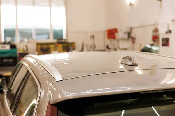 Araç çatısı, şiddetli bir dolu sonrası garajda sergileniyor. Yüksek kalite fotoğraf