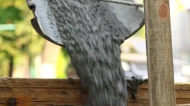 Beton pompa bir duvarın temeline çimento döküyor. Kapat. Yüksek kalite 4K görüntü.
