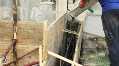 İnşaat işçileri Yeni İnşaat Vakfı 'na çimento döküyorlar. Yüksek kalite 4k görüntü