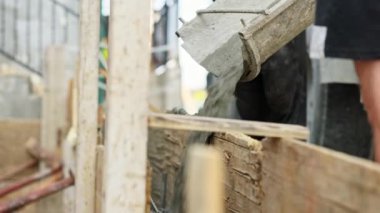 İnşaat işçileri inşaat alanında beton döşeme üzerinde çalışıyor. Yüksek kalite 4k görüntü