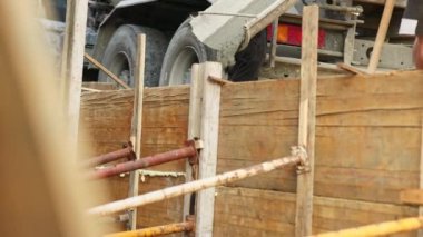 Çimentoyu beton karıştırıcı takip ediyor. Yüksek kaliteli somut konseptin teslimatı. Yüksek kalite 4k görüntü