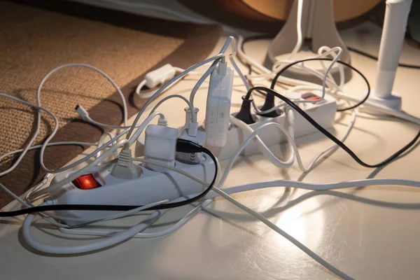 Modern binadaki farklı elektrik kablolarından oluşan yüksek açılı bir çekim..