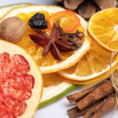 Sıcak şarap yapmak için kurutulmuş meyve ve baharat yakın plan.