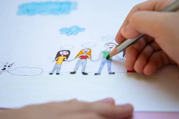 一个孩子用铅笔画他的家庭 — 图库照片
