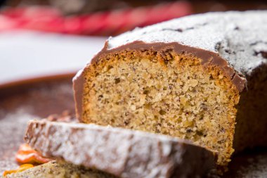 Ev yapımı, fındıklı, seçici odaklı çikolatalı pasta.