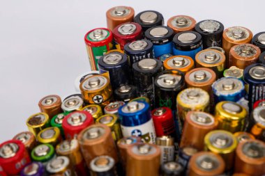 Kullanılan lityum bataryaları uygun imha için toplanır.