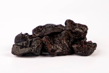 Beyaz arkaplanda kuru erik