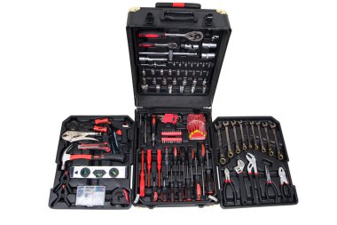 Büyük alet çantası. Çok yönlü bir alet takımı. Beyazda izole edilmiş.