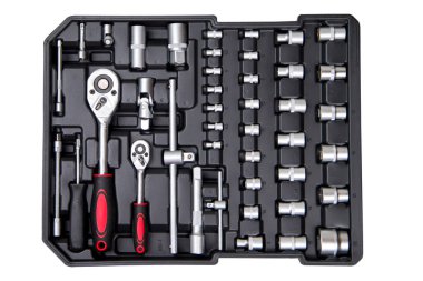 Beyaz arkaplanda izole edilmiş anahtar ve araçlar.