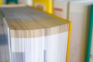 Seçici odaklanma. Kalın kitap, yakın görüş..