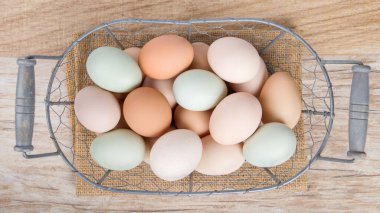 Tahta arka planda sepetteki yumurtalar. Üst görünüm.