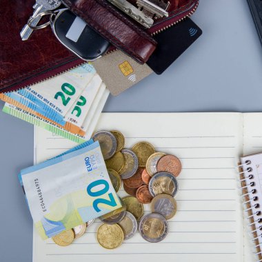 Avro banknotları, cüzdan ve madeni paralar masanın üzerinde. İş konsepti