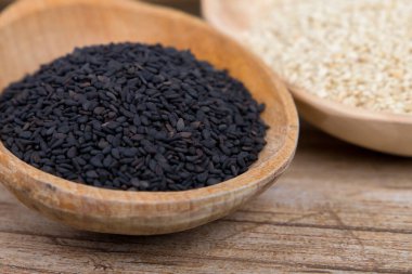 Tahta kaşıkta siyah susam tohumları