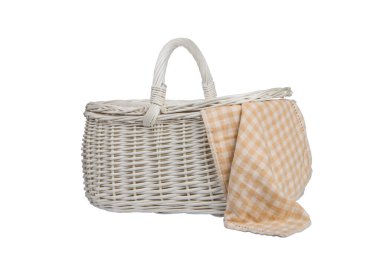 Hasır piknik sepeti beyaz arka planda izole edilmiş. Kırpma yolu dahil.