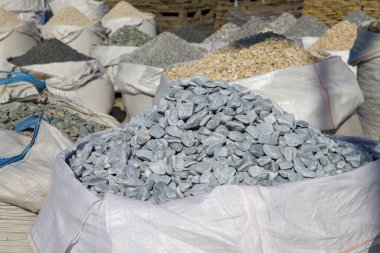 Gri yuvarlak dekoratif taşlı büyük çanta. Seçici odak.