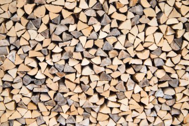 Arka plan veya doku olarak kullanmak için kesilmiş odun yığını.