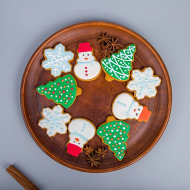 Noel kurabiyeleri kardan adam ve kar tanesi şeklinde bir tabakta