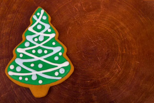 Χριστουγεννιάτικα Μπισκότα Στο Ξύλινο Φόντο Χριστουγεννιάτικο Δέντρο — Φωτογραφία Αρχείου