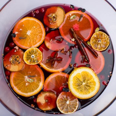 portakallı ve baharatlı şarap bardakta, üst manzara.