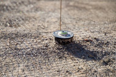 Köstebeklere karşı bir ağ, otomatik sulama için bir hortum. Seçici odak.