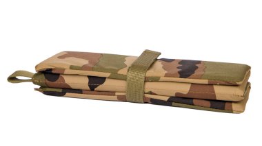 Turist koltuğu paspası. Beyazda izole edilmiş. Katlanmış bir şekilde..