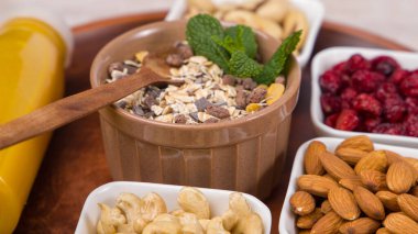 Fındıklı müsli ve bir kasede kurutulmuş yaban mersini. Görüntüyü kapat.