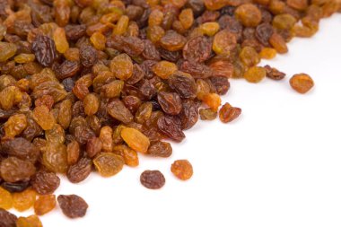 Beyaz arka planda kuru üzüm. Resmi kapat..