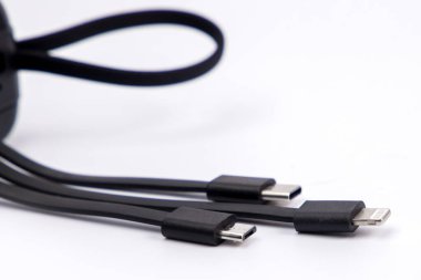 Üç kabloyla şarj etmek için siyah güç bankası