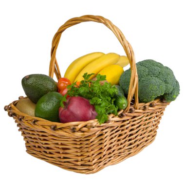 Beyaz arka planda bir sepet meyve ve sebze.