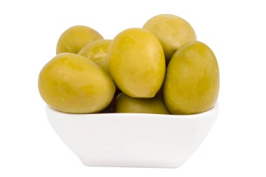 Beyaz arka planda bir kasede yeşil zeytin. İzole edilmiş
