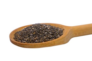 Beyaz arka planda izole edilmiş tahta kaşıkta chia tohumları