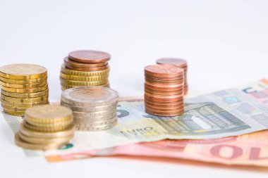 Beyaz arka planda Avrupa paraları ve banknotları. İş konsepti.
