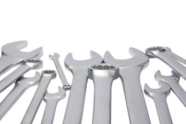 Beyaz arka planda anahtarlar. Tamir ve inşaat araçları.