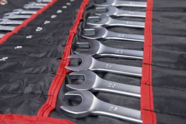 Sıraya dizilmiş flamalar ve anahtarlar, yakın plan