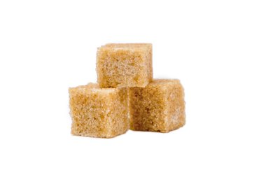 Beyaz zemin üzerinde izole kahverengi kamış şeker küpleri, kırpma yolu dahil.