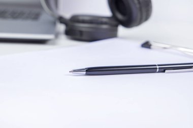 Boş bir kağıt üzerinde kulaklıklı bir kalemi kapat.