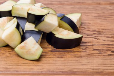 Tahtada küp şeklinde kesilmiş patlıcan..