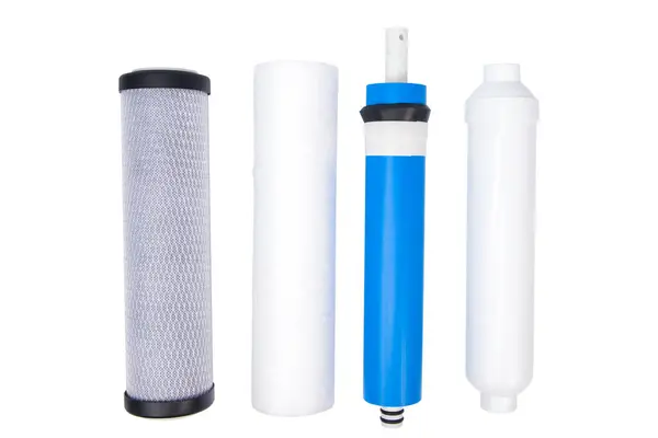 Beyaz arkaplanda izole edilmiş su için filtre kartuşları. Değiştirme filtresi.