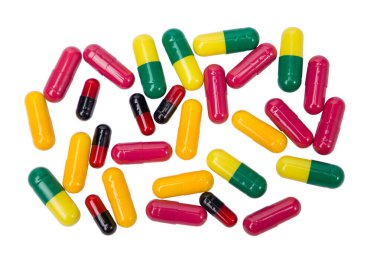 Beyaz arka plan üzerinde birçok renkli hapları